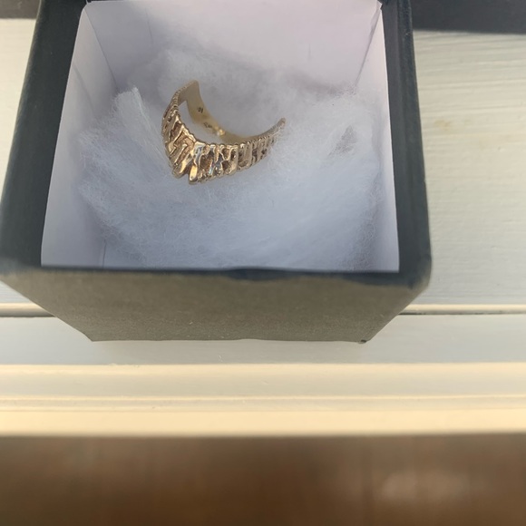 10K Yellow Gold Ring V Shape - Picture 1 of 10
